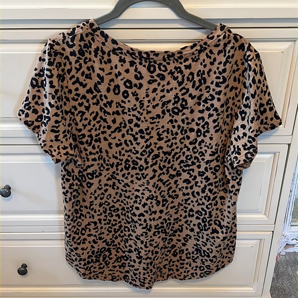 Old Navy Everywhere Leopard Tee - Picture 4 of 4